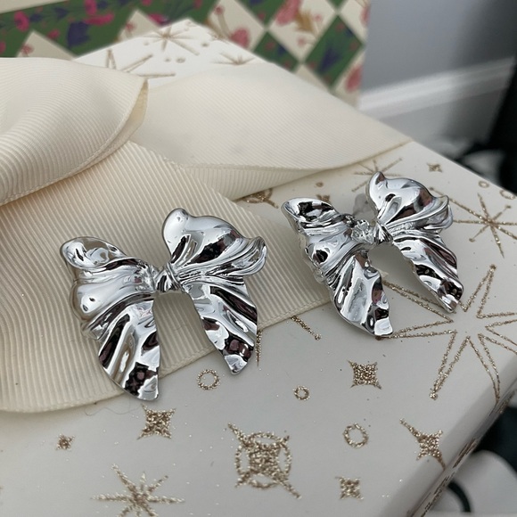 ✨ 🎁 Silvertone Crinkle Bow Earrings✨NEW - Picture 3 of 5
